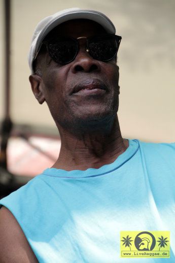 Vin Gordon (Jam) and Doreen Schaffer with The Skatalites 21. This Is Ska Festival - Wasserburg, Rosslau 24. Juni 2017 (10).JPG